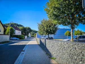 An steinerner Mauer entlang