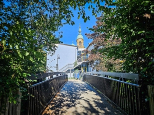 Über Brücke in Richtung großer Stadtkirche