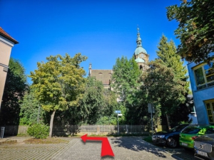 Erst rechts dann vor der Kirche links abbiegen