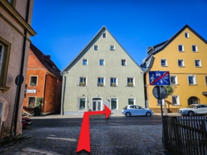 Vorne nach rechts hoch in die Altstadt abbiegen