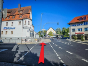 Wieder über die Fußgänger-Ampel geradeaus hinweg in Richtung Bahnhof