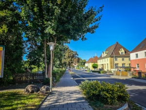 Nach der Unterführung wieder geradewegs zum Bahnhof von Pegnitz
