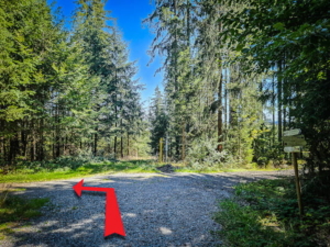Schotterweg-Kreuzung: hier nach links in Richtung Schnebes abbiegen