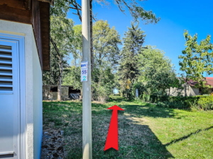 Mit Gras bewachsener Weg nach oben