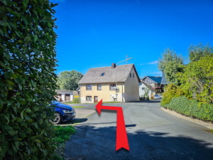 An der ersten Kreuzung im Ort nach links unten abbiegen