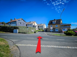Geradewegs über die Hauptstraße