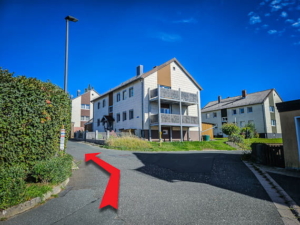 Auf der anderen Seite gleich nach links oben abbiegen