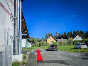 Sobald die Straße nach rechts abbiegt, weiter geradeaus hinauf