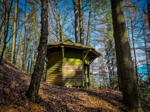 Hölzerner Pavillon an der Ostflanke des Muppbergs