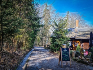 Rückweg an der Hütte vorbei bergab