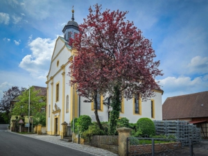 Die kleine Kirche im Ort Bramberg