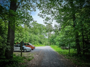 Weg überquert geradewegs einen Wanderparkplatz