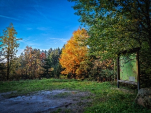 An einer Wandertafel vorbei