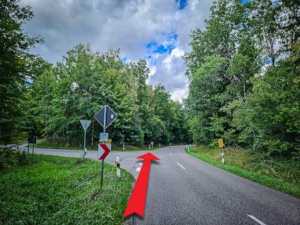 An Straßenabzweigung geradeaus weiter