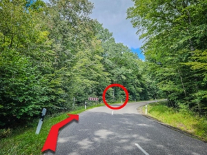 Der Straße noch ein kurzes Stück im Rechtsbogen folgen