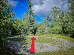 Gerade über kreisrunden Wendeplatz hinweg