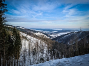 Ausblick über tiefen Taleinschnitt