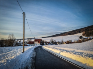 Auf der schmalen Landstraße nach rechts abbiegen