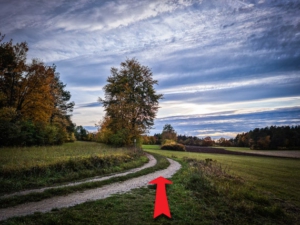 Weg mündet auf Schotterweg