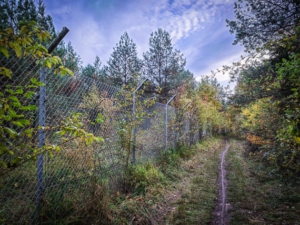 Weg am Zaun entlang