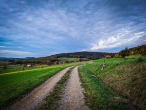 Weg mit Ausblick am Hang entlang