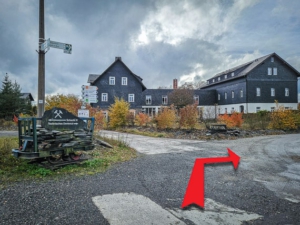 Im vorderen Hof des Schieferparks rechts abbiegen