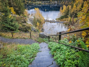 Auf Schiefer-Treppen hinunter zum See