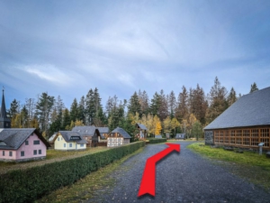 Zwischen Miniaturdorf und Museumshalle hindurch und dann rechts abbiegen