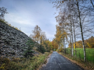 Straße an langer Schieferhalde entlang