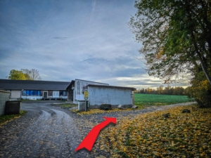 Oben vor Grundstückseinfahrt nach rechts außen abbiegen