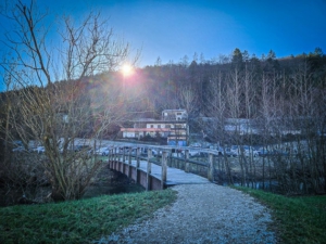 Weg über Holzbrücke