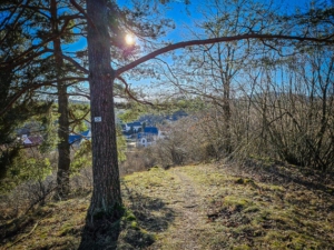 Auf steilem Pfad vom Hochplateau herab