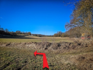 Außen auf Wiesenweg nach links zur Straße hin