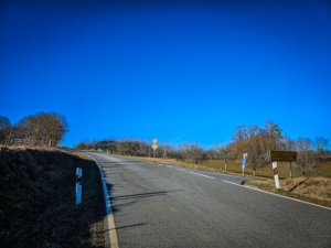 Der Straße sanft bergan folgen