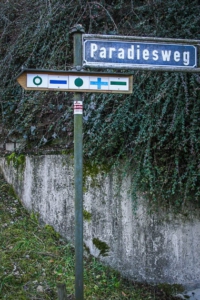 Wegweiser grüner Kreis an Straßenschild