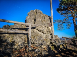 Ruinen-Felsen mit Sitzbank