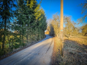 Schmalem geteerten Weg folgen