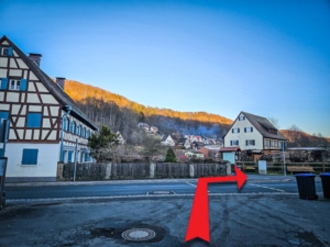 Mit der Hauptstraße nach rechts in Richtung Ortsausgang