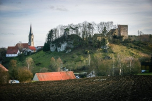 Thisbrunn mit mächtiger Burg
