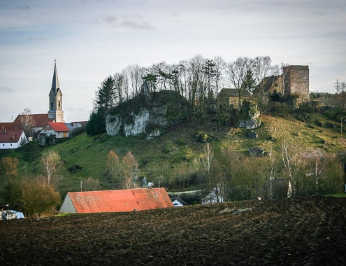 Thisbrunn mit mächtiger Burg