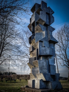 Verschachtelte Steinsäule vor Hirschberglein