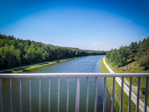 Blick von einer Brücke auf den Main-Donau-Kanal