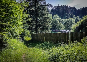 Am Zaun des Felsenbads bei Pottenstein wandern