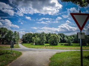 Über Ortsverbindungsstraße hinweg