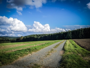 Schotterweg über Hochebene