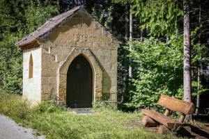 An kleiner Kapelle vorbei