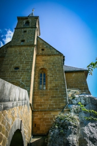 Blick an der Gügel Kirche empor