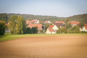 Blick übers Feld Richtung Dorf