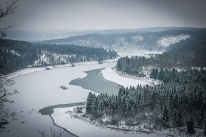 Ausblick auf die Saaletalsperre im Winter