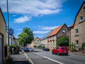 Auf der Hauptstraße nach links in den Ort einbiegen und ihr folgen